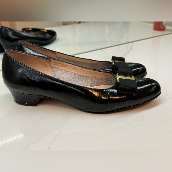 Salvatore Ferragamo Vara Pump Black Shoes Size 7 - great condition! 🇮🇹 - Picture 5 of 10